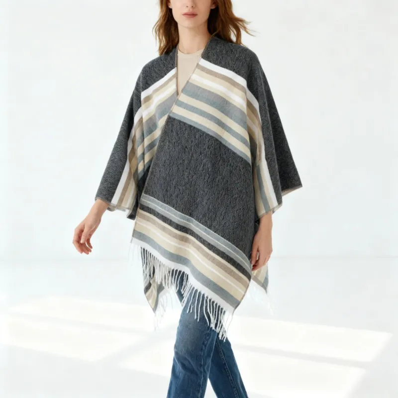 Damen kastiger Capeponcho mit V-Ausschnitt, feinem Fransensaum und gestreifter Webstruktur – Montévia