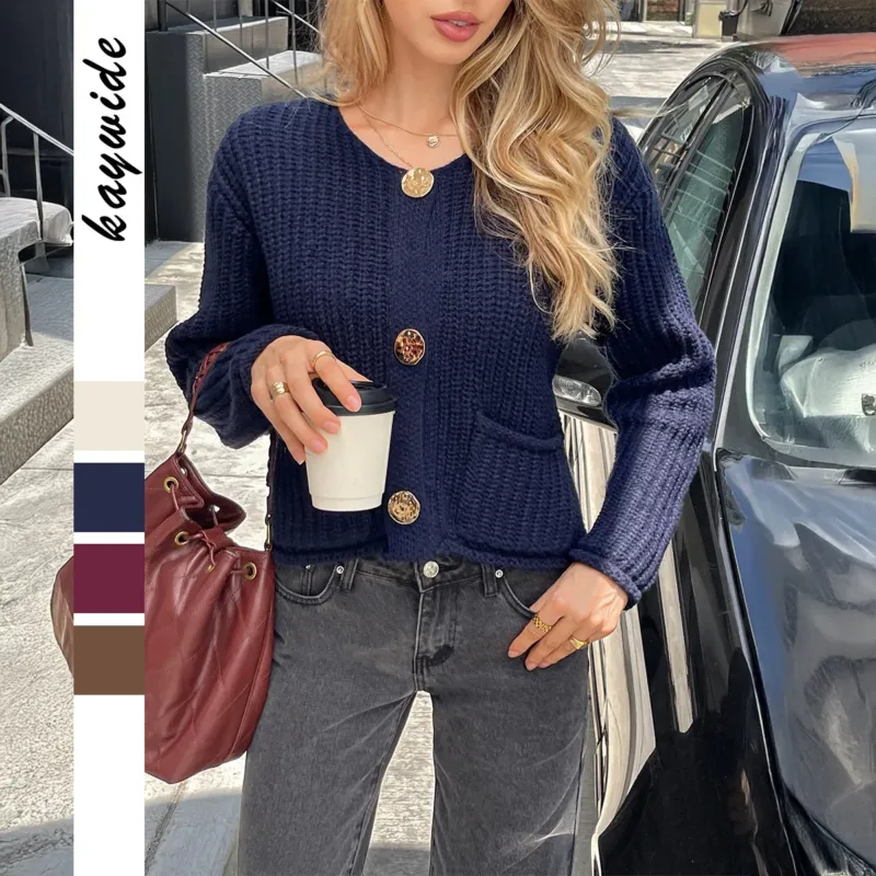 Damen kurz geschnittener Strukturstrick-Cardigan mit großen Goldknöpfen und aufgesetzten Taschen – Veloura